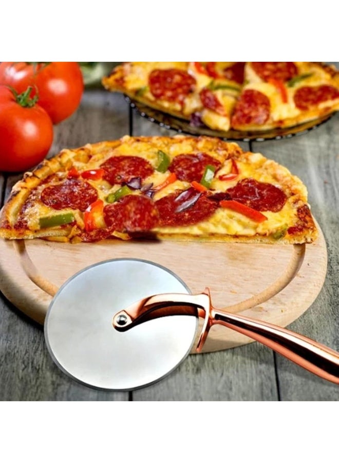 قطاعة بيتزا نحاسية شديدة التحمل - مقبض مريح مانع للانزلاق مع شفرة حادة - مثالية لتقطيع البيتزا والمعجنات والفطائر والخبز المسطح - أداة مطبخ أنيقة ومتينة - Image 5